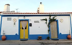 Casinha Das Portas Amarelas